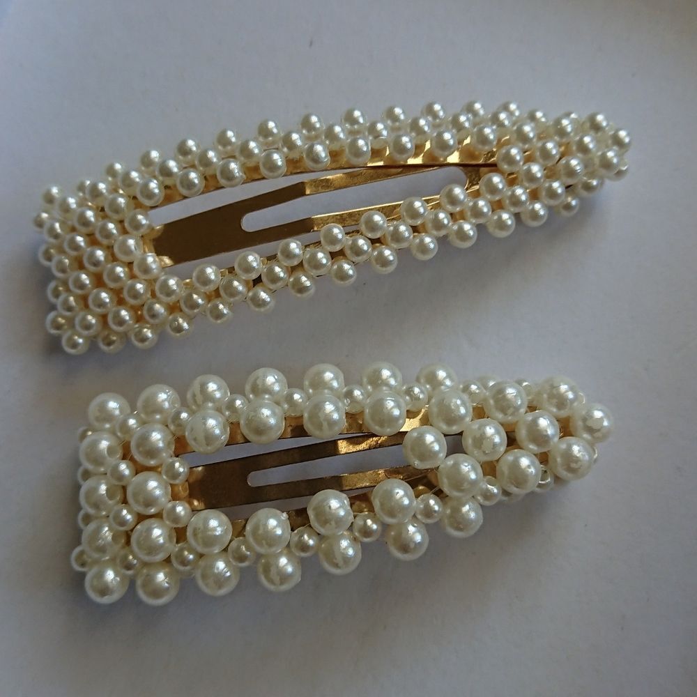 A set of faux pearls hair clips
